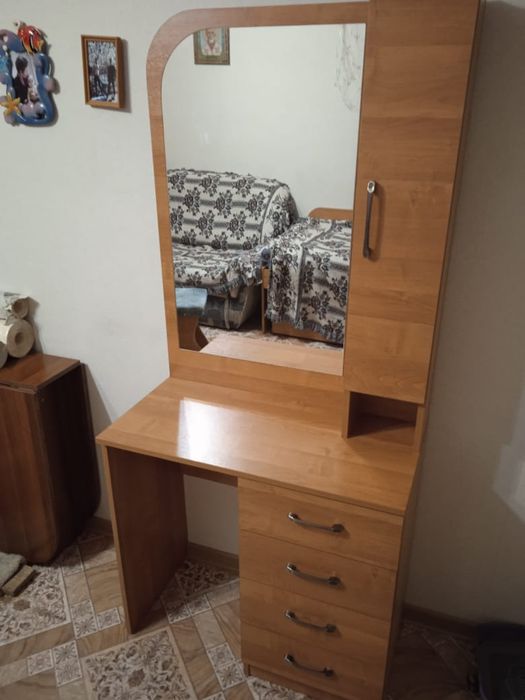 Продам туалетный столик