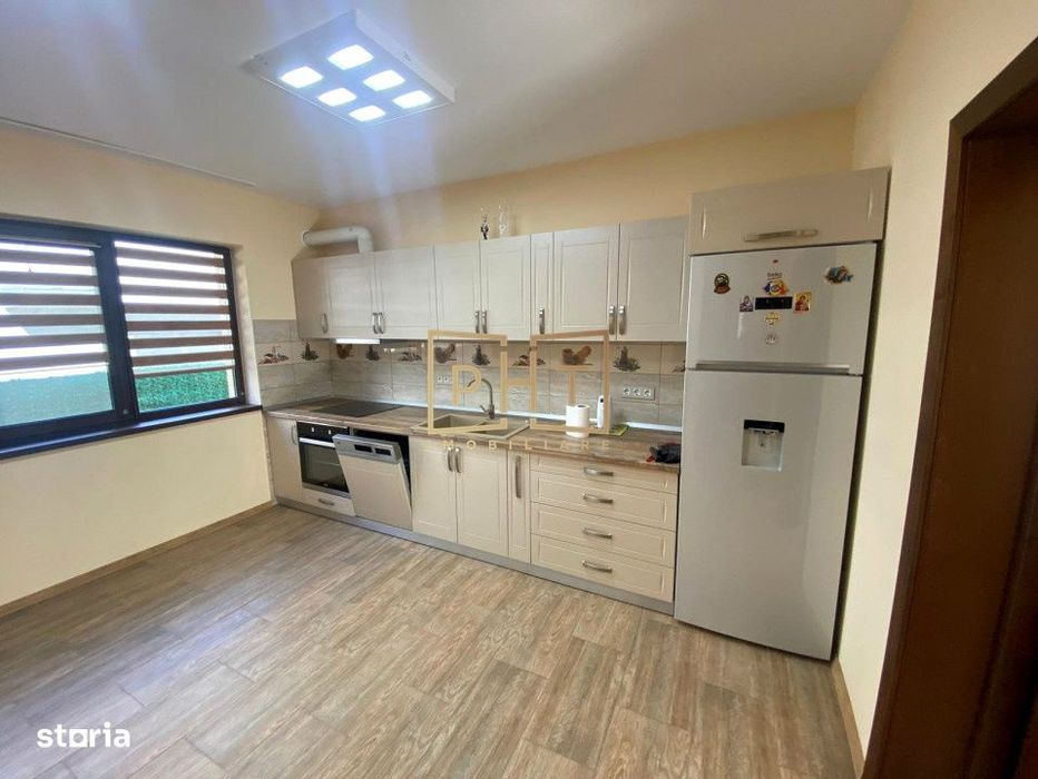 Casa cu 6 camere, 240 mp utili, 3 bai, curte 100 mp, panouri fotovolta