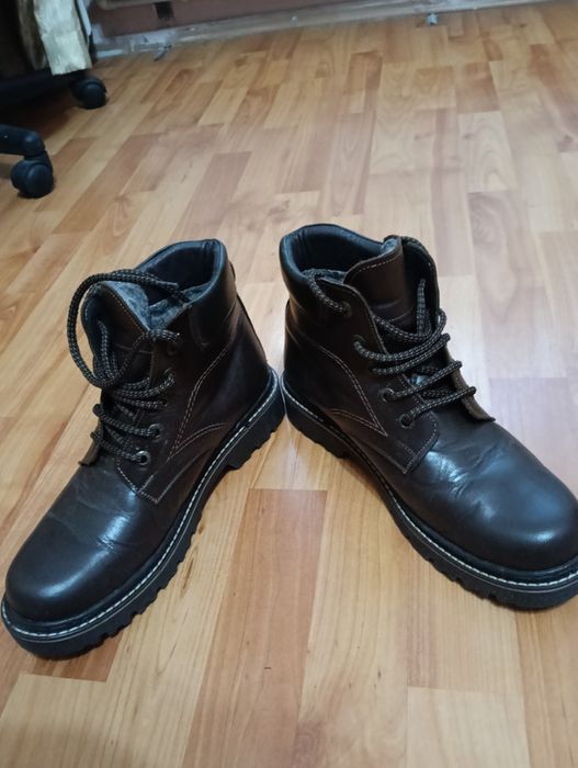 Ghete piele  în stare foarte bună