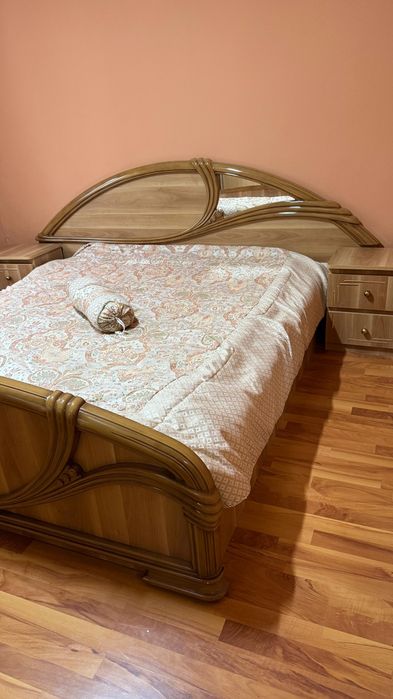 Vând mobilă dormitor pat + noptiere + comodă cu oglindă