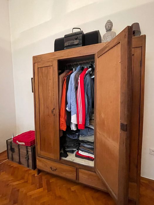 Dulap antic din lemn de cireș