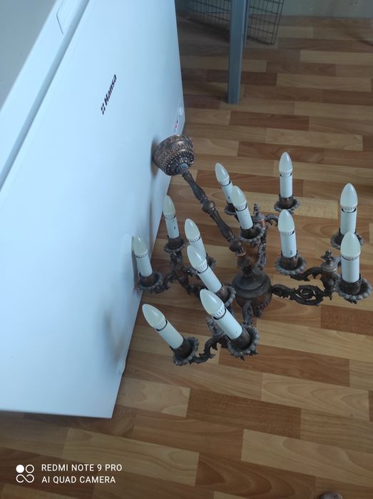 Люстра старенькая.