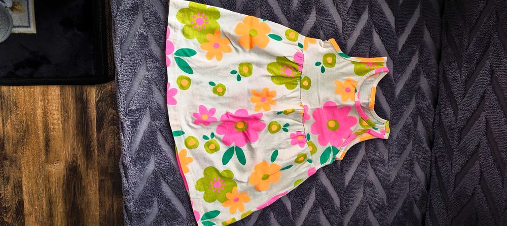 Продавам дрешки, обувки, сандали за момиченце на 06-2г