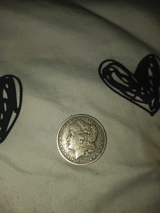 Vand One pound moneda care a cumparato tata dar nu mai colectioneaza