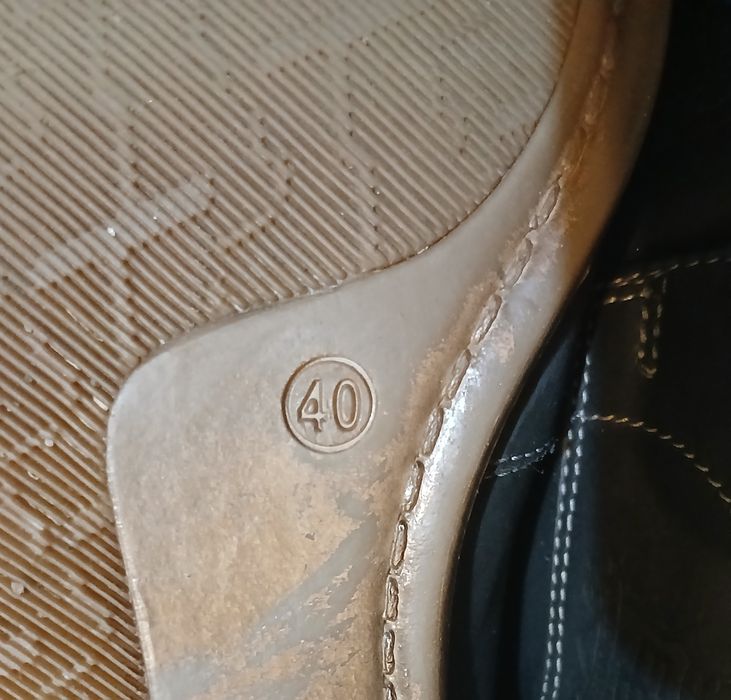 Vând urgent pantofi bărbați din piele naturala mărimea 40