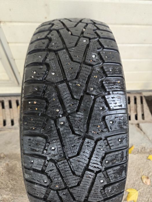 Шина 215/60/R17 отличном состоянии