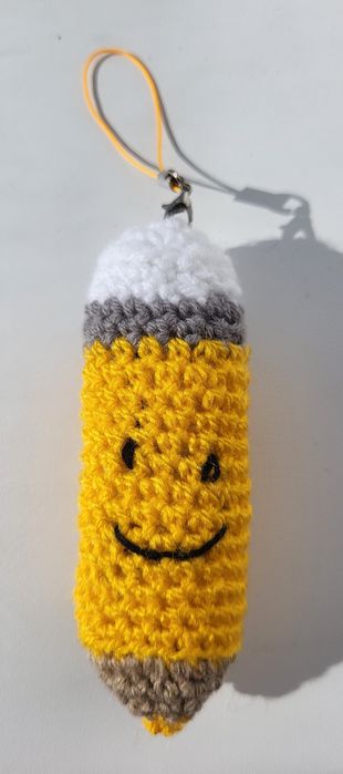 Продам брелки вязанные.