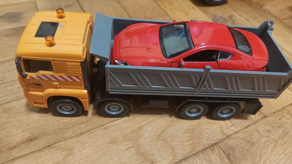 Две коли играчки