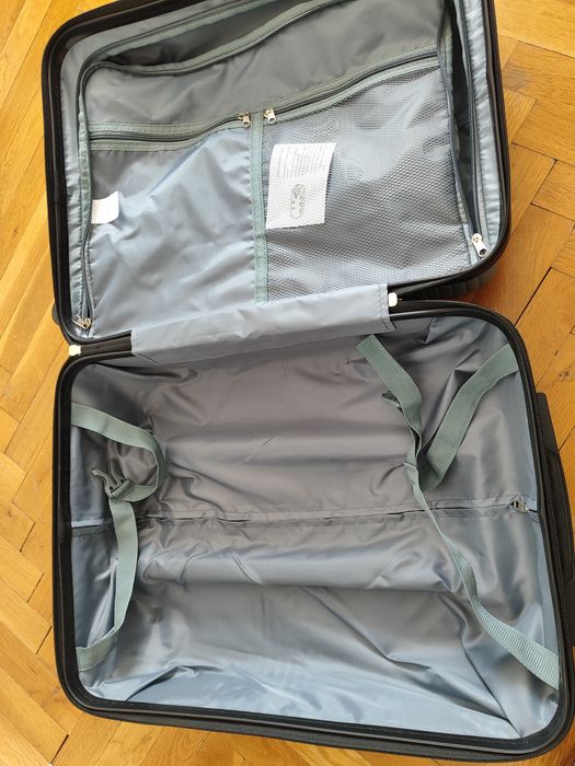 Нов куфар на четири колела