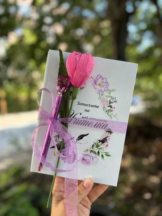 Уникален подарък за учител – дневник + писалка + лале