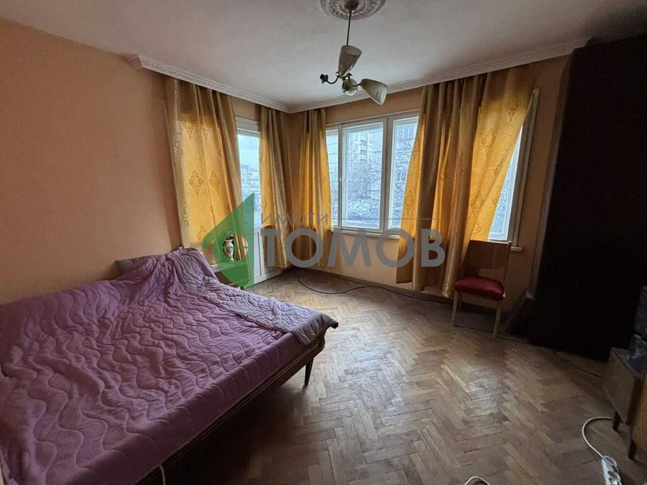 Монолитна къща с двор и гараж в град Чирпан