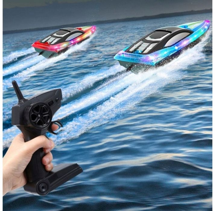Високоскоростна RC Лодка с Дистанционно 2.4GHz, Двоен Витло, LED Светлини