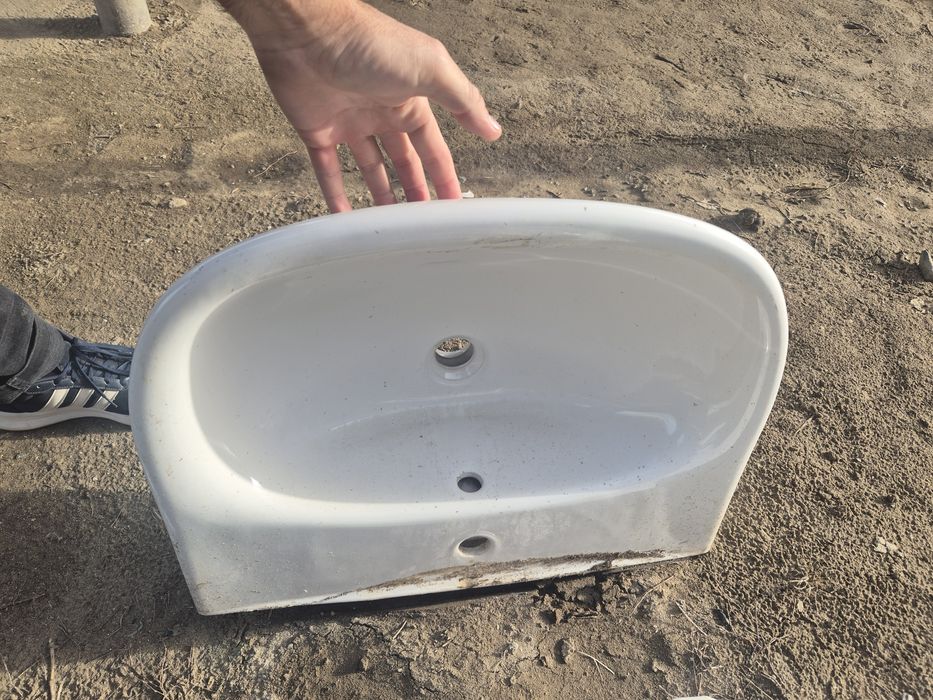 Раковина с ножками