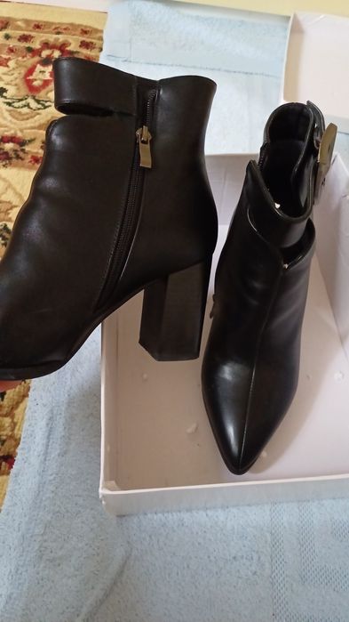 аяқ киімдер сатылады