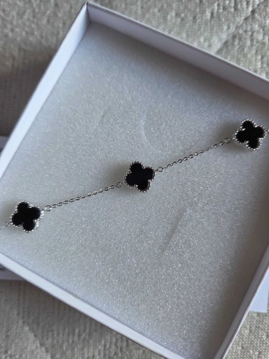 Сребърна гривна.