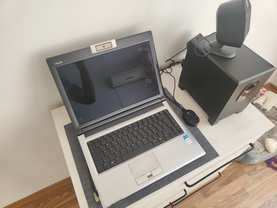 Лаптоп Asus  f8s