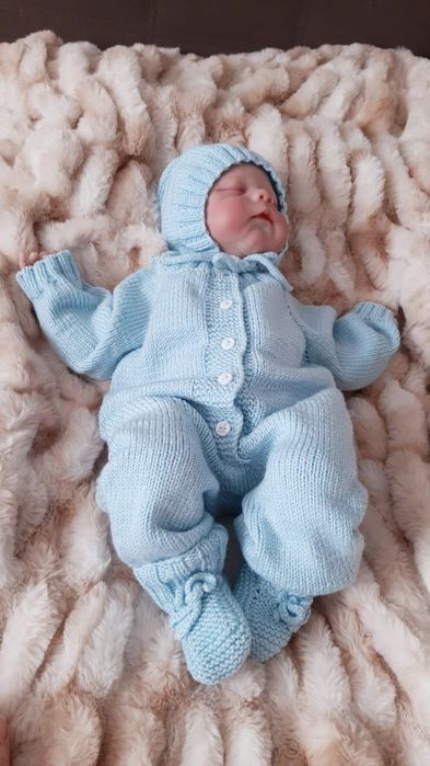 Salopetă tricotată cu căciuliță și botoșei pentru bebe