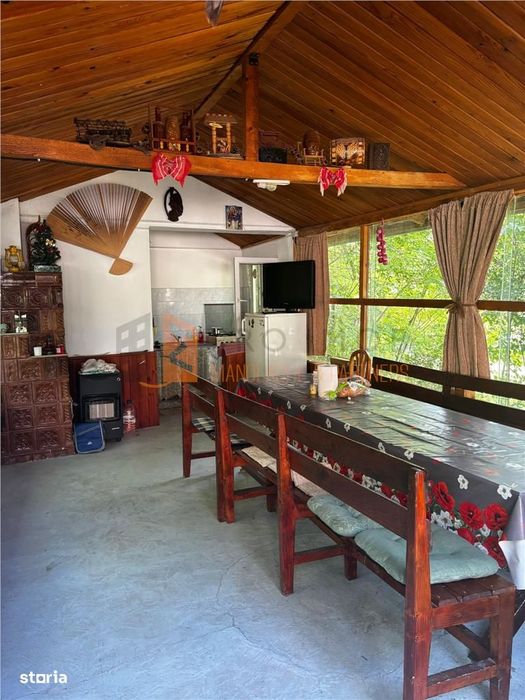 Ansamblu cabanute zona Cozieni