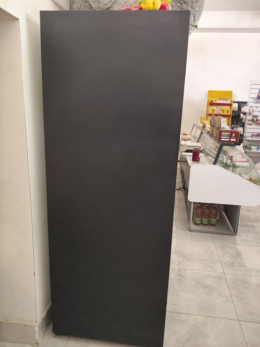 Vetrina holodilnik meva quyadigan