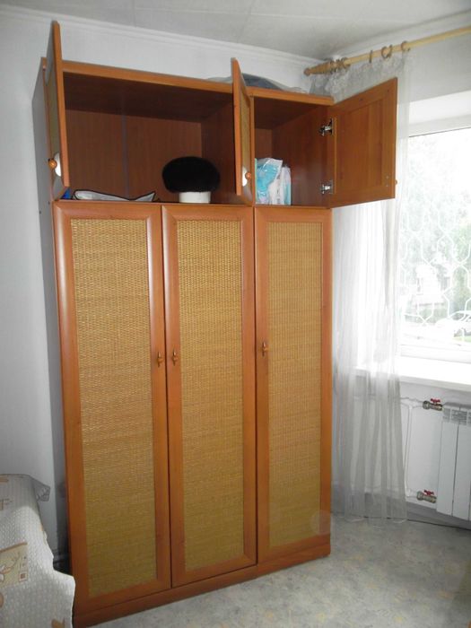 Шкаф плательный трехдверный