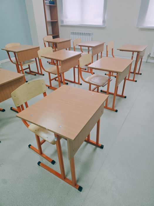 Школьные парты со стульями
