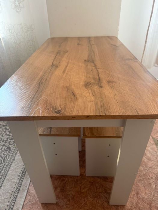 стол со студьями