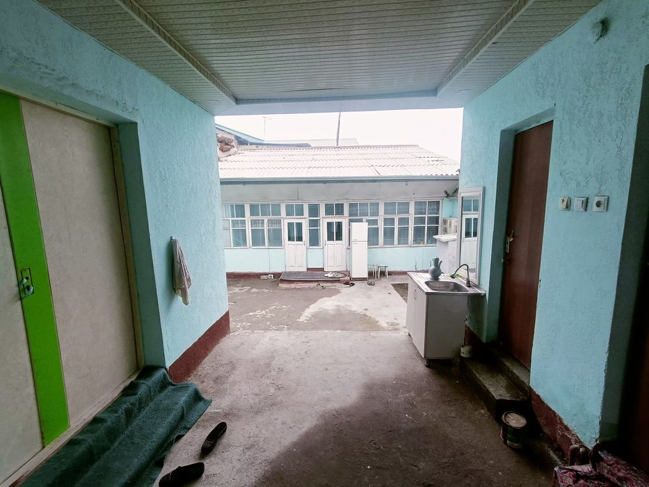 Uya sotiladi. Yangiyoʻl bozorga 1 km uzoqlikda