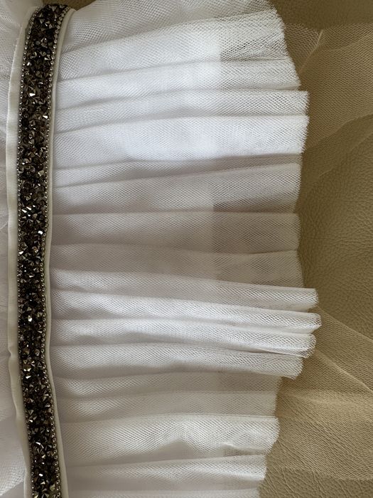 бяла рокля за дете на една и три година