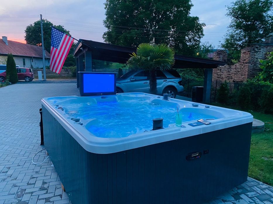 Jacuzzi exterioare 810 persoane MiercureaCiuc • OLX.ro