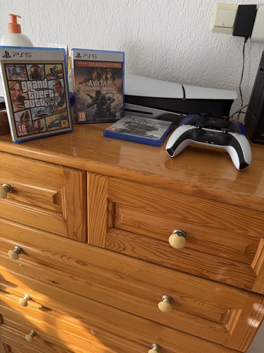 Продавам PS5 с два джойстика и 3 игри