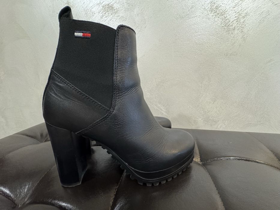 Дамски боти на висок ток