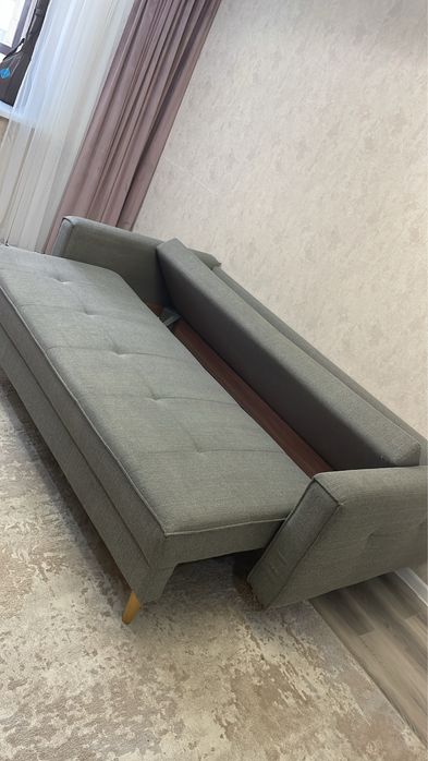 Продам диван на ножках