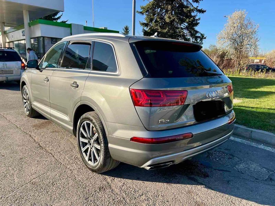Сив джип Audi Q7