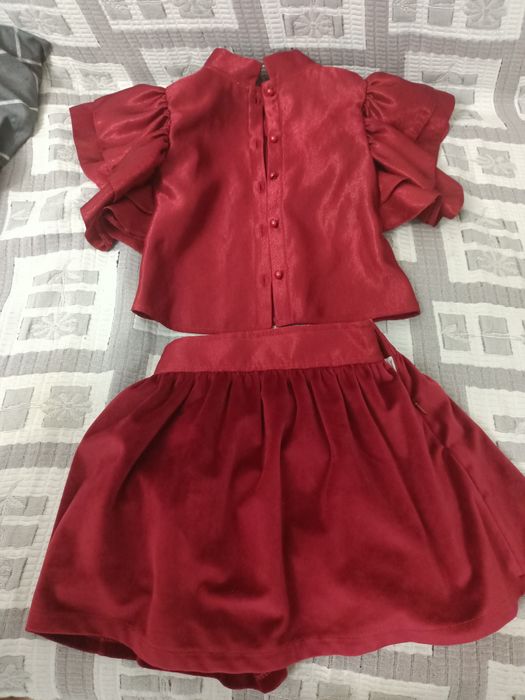 Продам костюм для девочки кофта с блузочкой