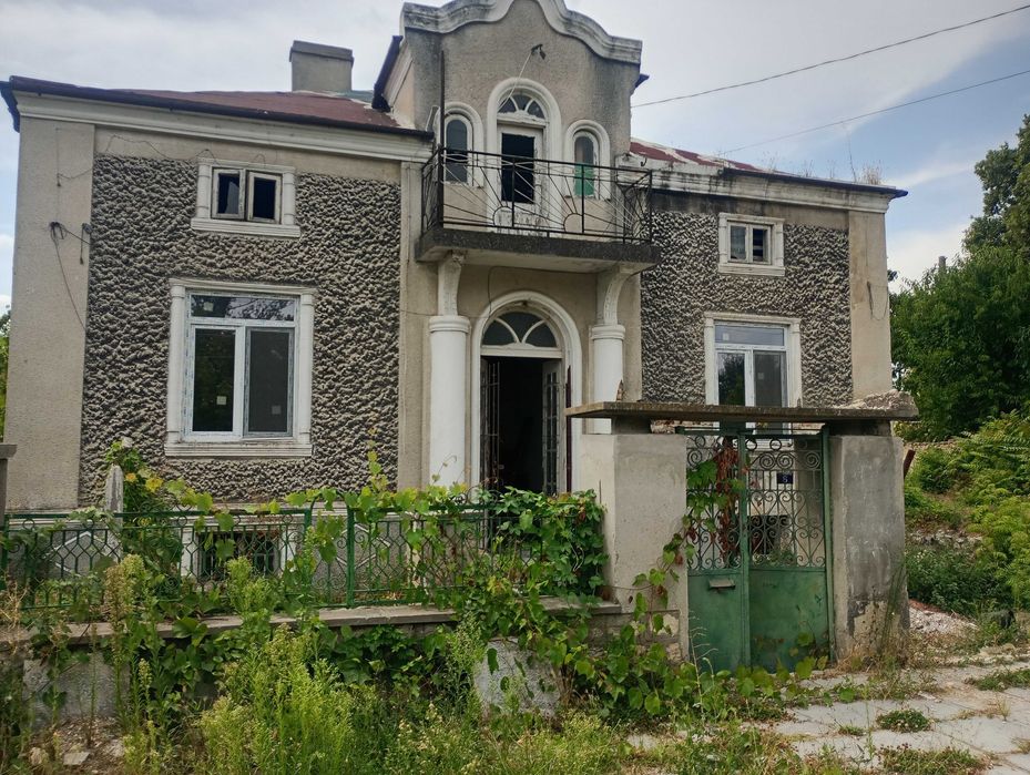 Спешно къща в град Девня.Къщата е с уникална архитектура в центъра на града.Има нужда от ремонт,което е съобразено с цената