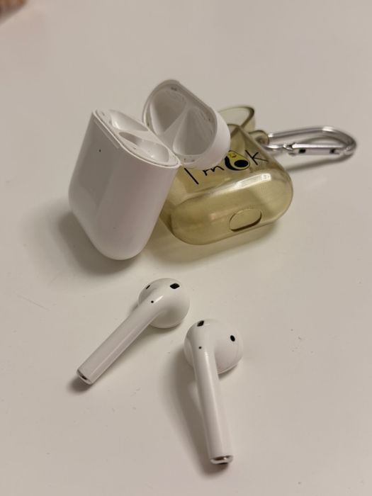 Продам Apple AirPods 2 (оригинал)