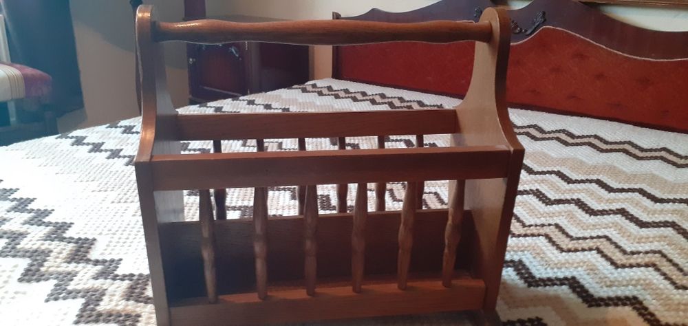 Дървена поставка за вестници и списания