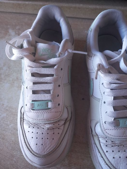 Adidași nike force albi