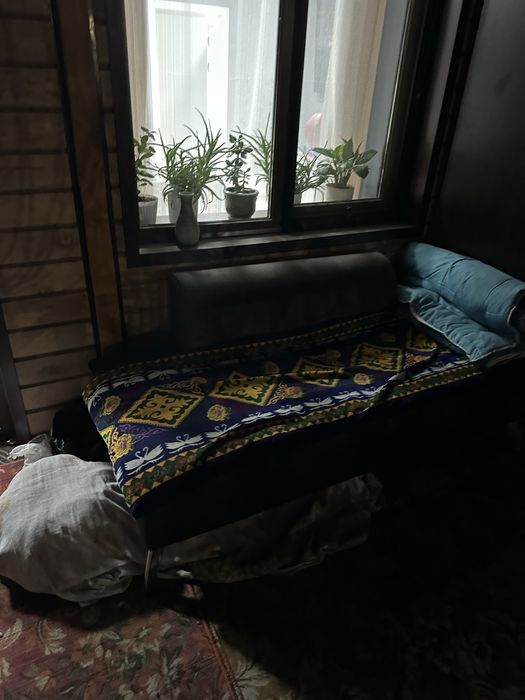 Стол, 3 матраса, 2 шкафа, диван