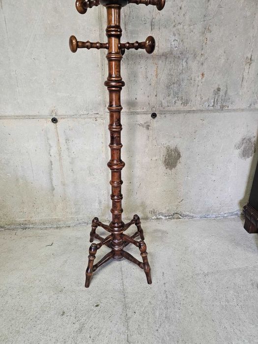 Дървена витрина в стил Чипъндейл