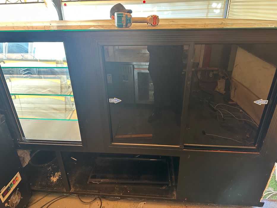 Продавам витрина за торти