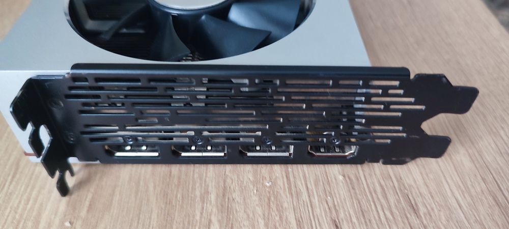 XFX Radeon VII 16GB .