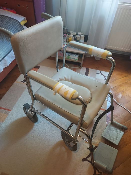 Cărucior dizabilități cu tavă necesitati detașabilă