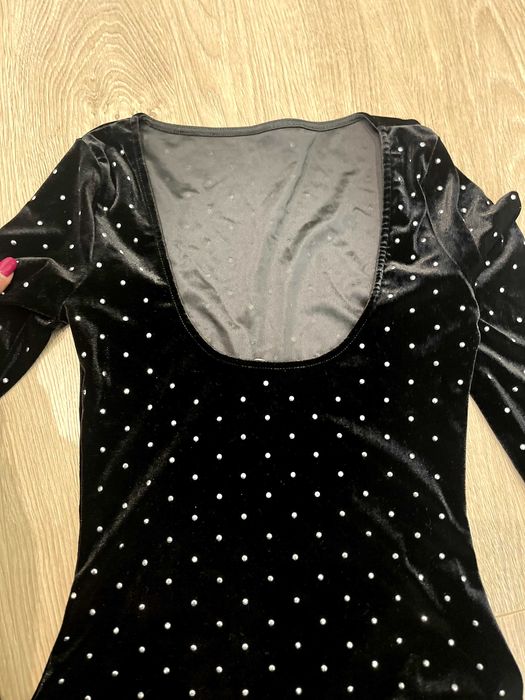 Велурена рокля с отворен гръб и брокати