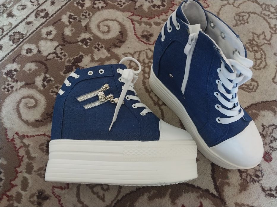 Кроссовка женская