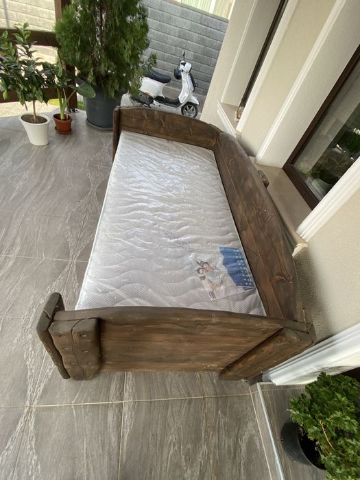 Ръчна изработка легло от масивно дърво