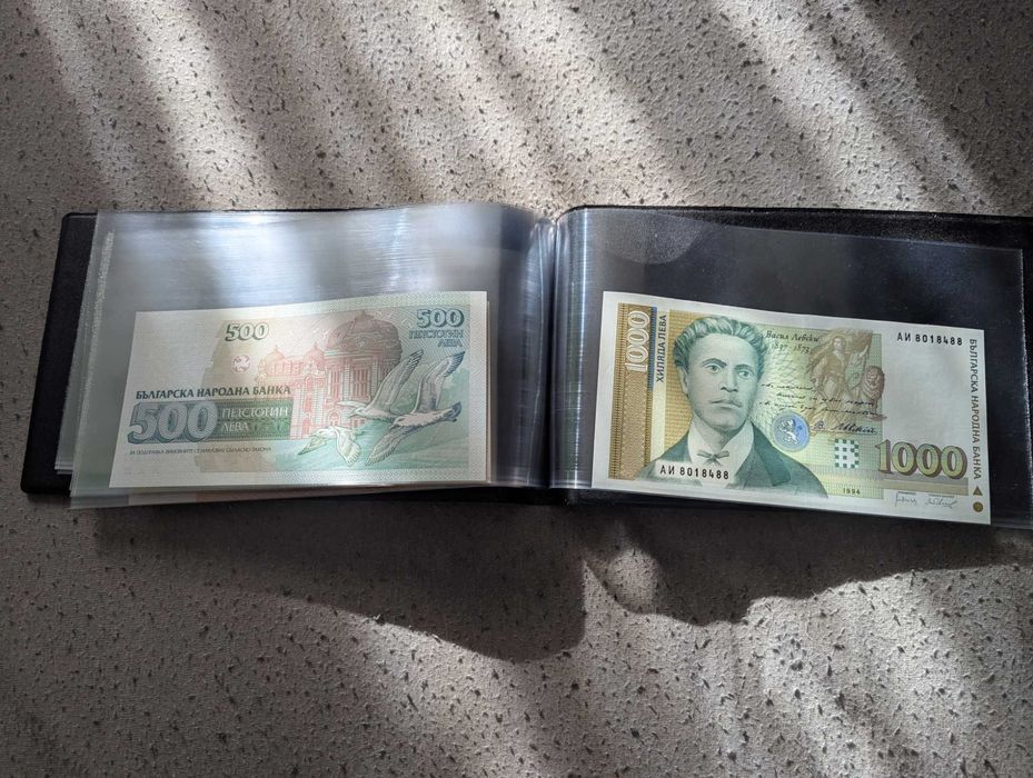 български, нециркулирали банкноти 1951-2005 в колекционерски албум.