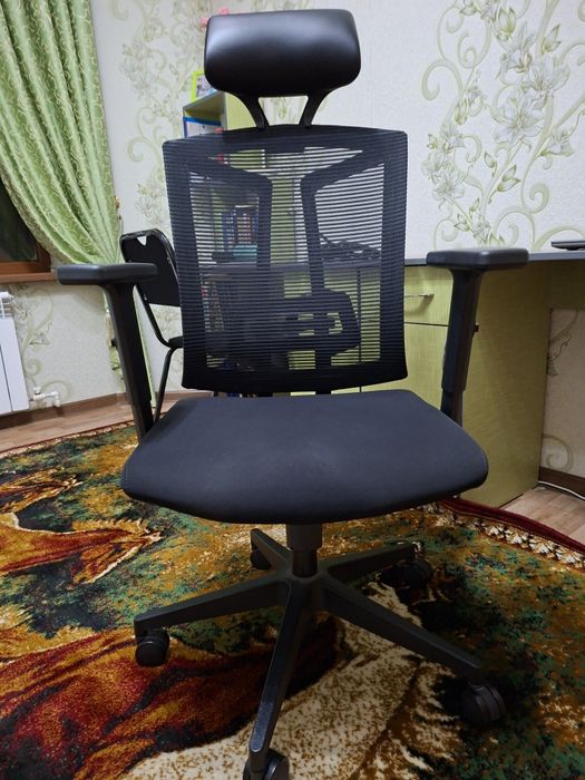 Ofisga g'ildirakchali kreslo