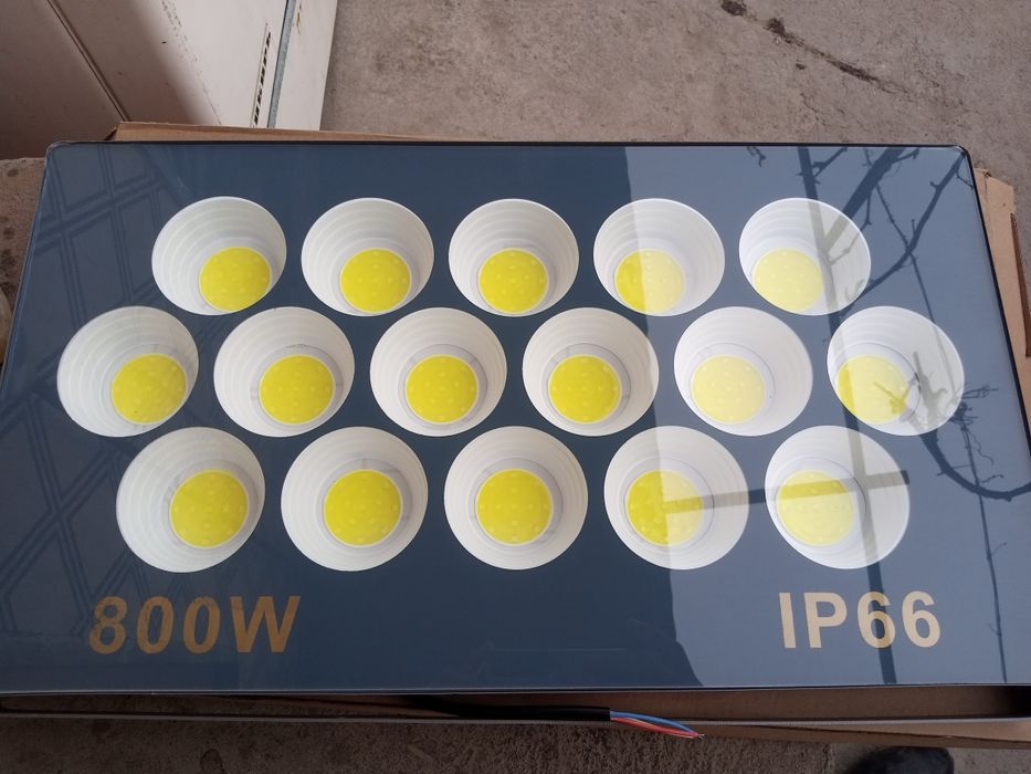 Projektor ip 66 800 w sotiladi
