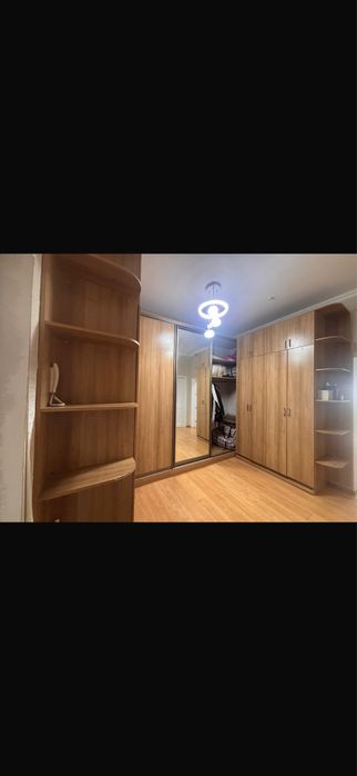 Продаю шкаф который стоит посередине